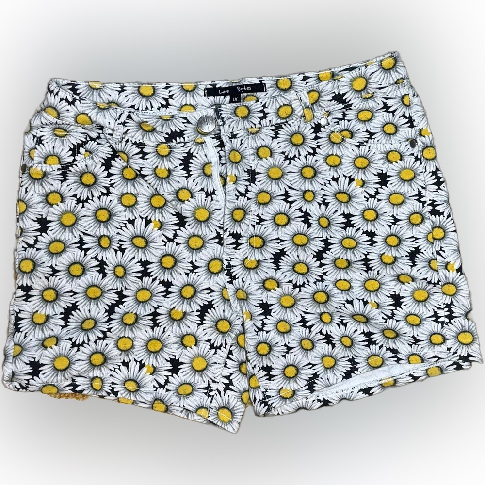 🌺Love Bytes Black and White Daisy Print Shorts🌸🌺